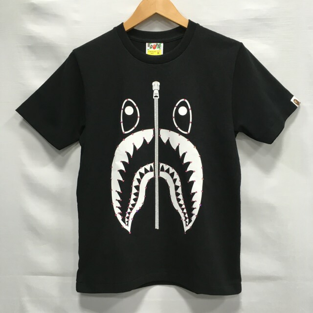 【送料無料】A BATHING APE CRYSTAL STONE SHARK TEE 1J80-210-077 / ア ベイシング エイプ クリスタルストーンシャークTシャツ　半袖　プリント　ラインストーン　レディース　ブラック×ピンク　 size:XS【中古】【006】