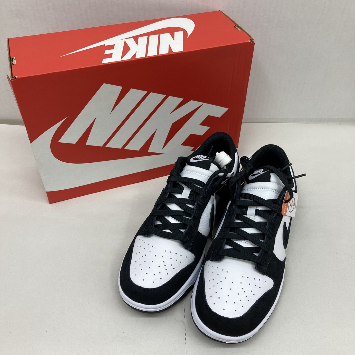 【貨物輸送無料】NIKE DUNK LOW RETRO SE Suede Panda \"WHITE/BLACK-WHITE\"" 大きさ28.5糎 FQ8249-100【未当て嵌める】【003】"