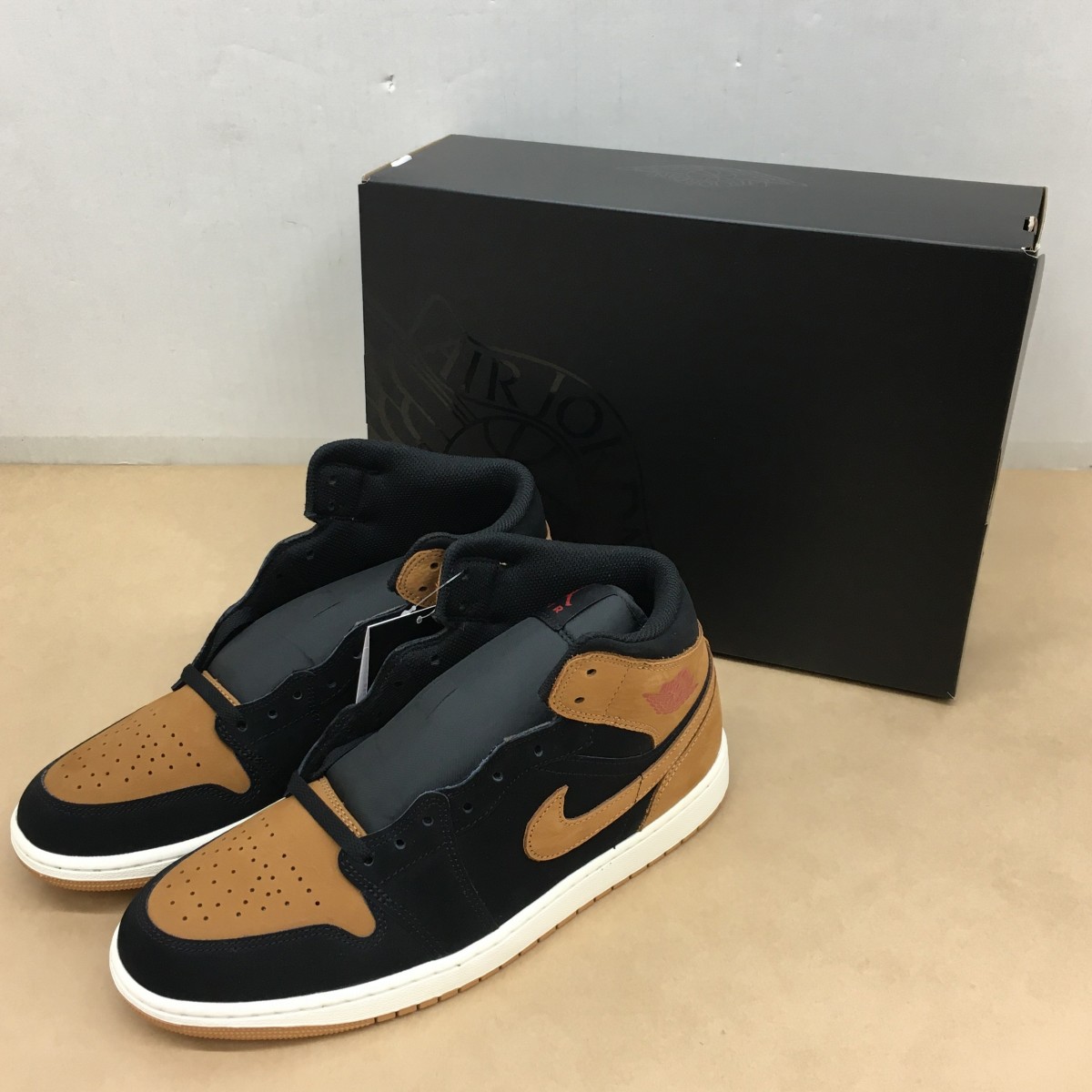 【貨物輸送無料】NIKE AIR JORDAN 1 MID SE Black/Varsity Red/Sail/Flax HV4091-002 大きさ28.5糎【未当て嵌める】【003】