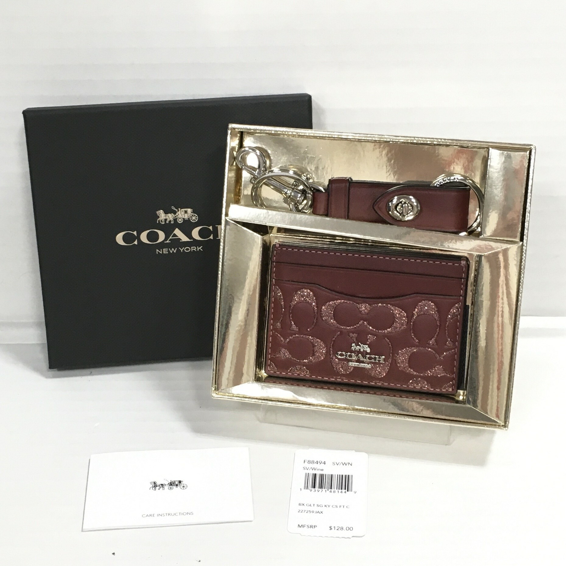 Coach コーチ ギフトボックス付き カードケース バレッタキーチャーム F494 Sv Wn 名刺入れ キーリング シグネチャー レディース ワイン 最安価格 Coach コーチ ギフトボックス付き カードケース バレッタキーチャーム F494 Sv Wn 名刺入れ キーリング シグネチャー レディース ワイン 最安価格