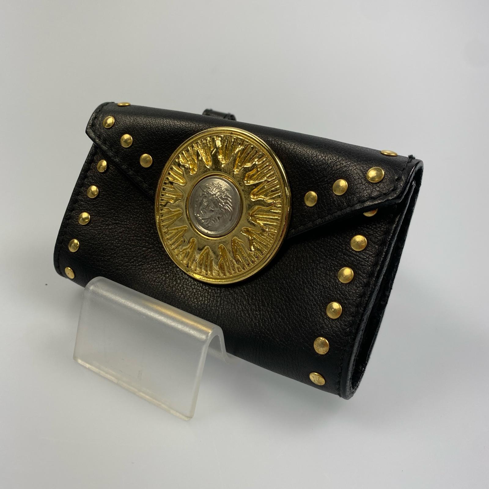 【美品】シグネチャー　レザーポーチ　グレカ　Versace　おしゃれ 美品】シグネチャー レザーポーチ グレカ Versace おしゃれ レディース