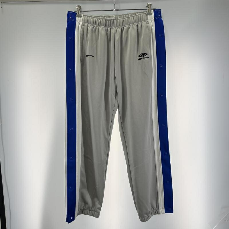 【中古】Supreme×UMBRO 23ss TRACK PANTS 大きさL 薄墨色[19]