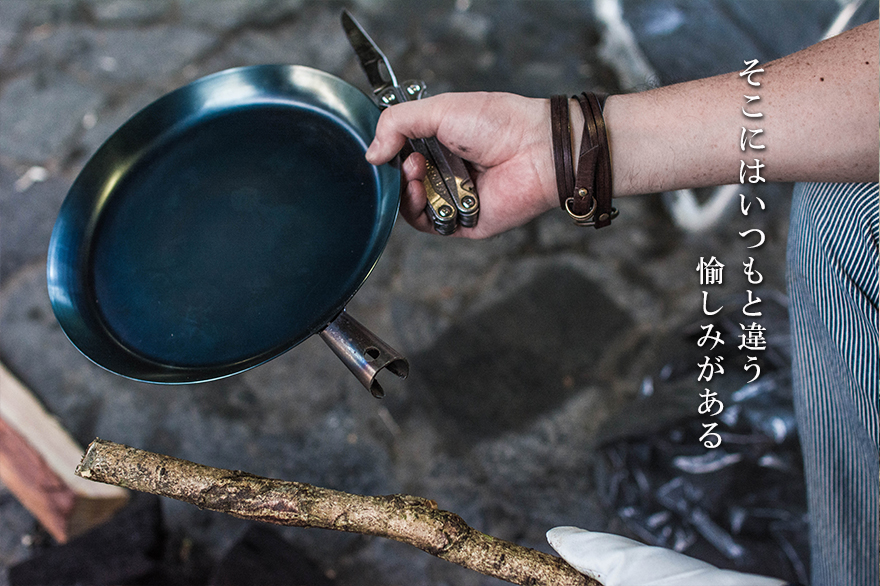 楽天市場 ブッシュクラフト Bush Craft たきびフライパン 焚き火 鉄フライパン 浅め サバイバル アウトドア q キャンプ 防災グッズ 男のmono Style