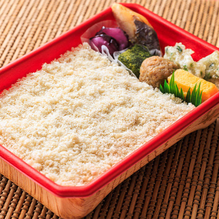 桃中軒 鯛めし 4個セット 明治から守り続ける伝統の味 ふっくら鯛そぼろ 醤油飯 国産米使用 鶏つくね 黒はんぺん青のり揚げ わらび餅 白身魚西京焼き 6,950円