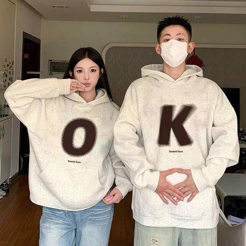 フード付き長袖服 男女兼用 恋人お揃い 厚手綿 かぶり式 ゆったり OKの文字模様 綿混紡 普段使いの都会的な装い 白っぽい灰色 秋冬