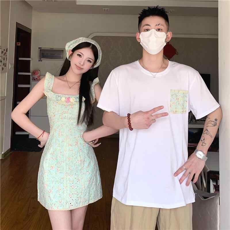 お揃いの服装 メンズ レディース 夏服 高級感 個性的なデザイン フランス風の小花柄 半袖の上着 Aライン 短め丈スカート 四角い首元 ポリエステル 普段使い デート リゾート お揃い 上下揃い