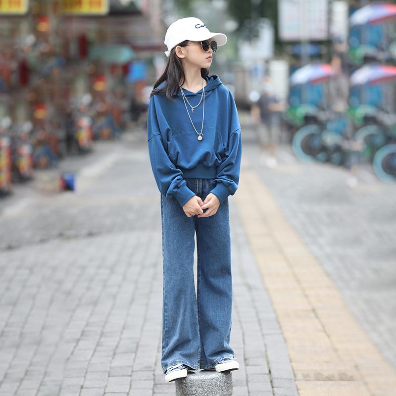 秋物 子供用 女の子向けパーカーとジーンズの上下2点セット。カジュアルでおしゃれな韓国風デザインでゆったりとした綿混、色はブルー。普段着や通学にも最適です。