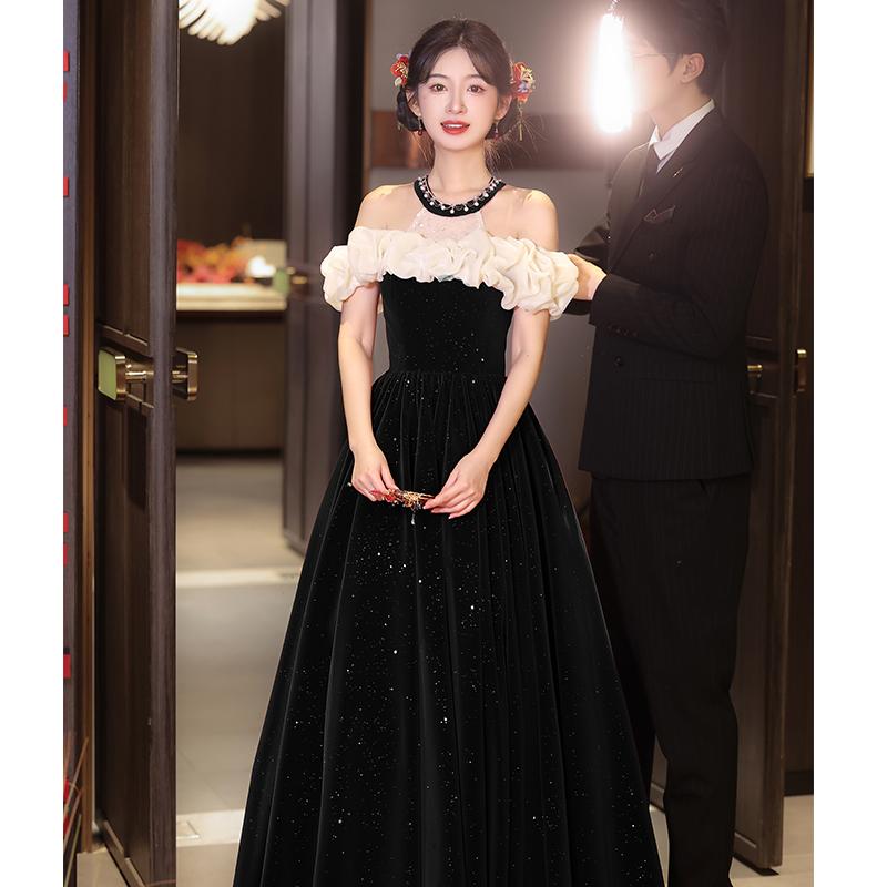 夜会服 女性用 首元すっきりデザイン 黒 長めの丈 袖なし 裾広がりシルエット 春夏 成人式 結婚式 お祝いの席 お呼ばれ 上品 優雅 高級感 個性的