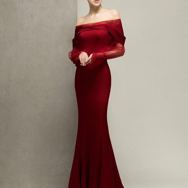 ドレス 花嫁 軽量ウェディングドレス 披露宴 二次会 お色直し オフショルダー 長袖 サテン ポリエステル マーメイドライン トレーン ワインレッド ボルドー 細見え 秋冬 ガーデンウェディング画像