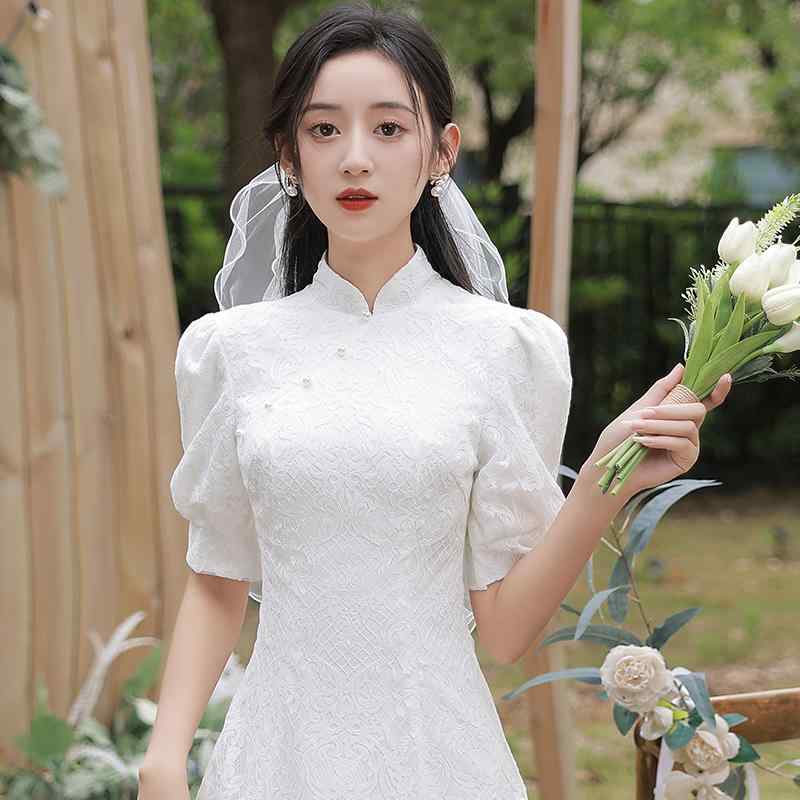 中国風のドレス 女性用 白 膝下丈 半袖 立ち襟 中華風 改まった印象 上品 高級感 個性的 玉飾り 結婚式 披露宴 二次会 入籍 社交の集まり お呼ばれ 普段使い 春夏｜おうち健康生活