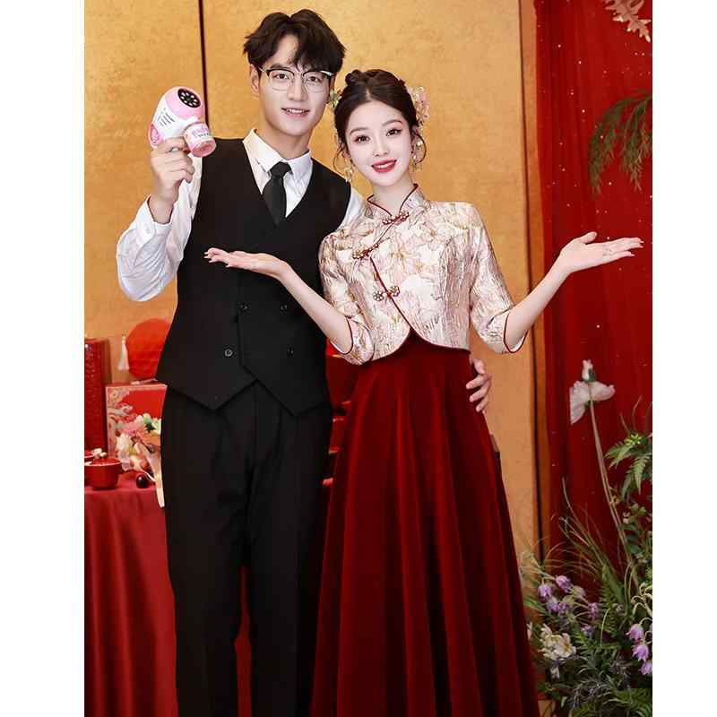 中国風の心ゆかしいなお召しもの 天鵞絨 お嫁さん 婚礼の儀 交歓会 エンゲージメント 礼服 衣裳 ブドウ酒赤いこと 五分袖 今日このごろ的な中華風の考える 大時代な 長めの丈 痛いところまで届く丈 真珠 玉飾り付け 晴れ晴れしいな人だかり お呼ばれ 燕尾服 秋冬