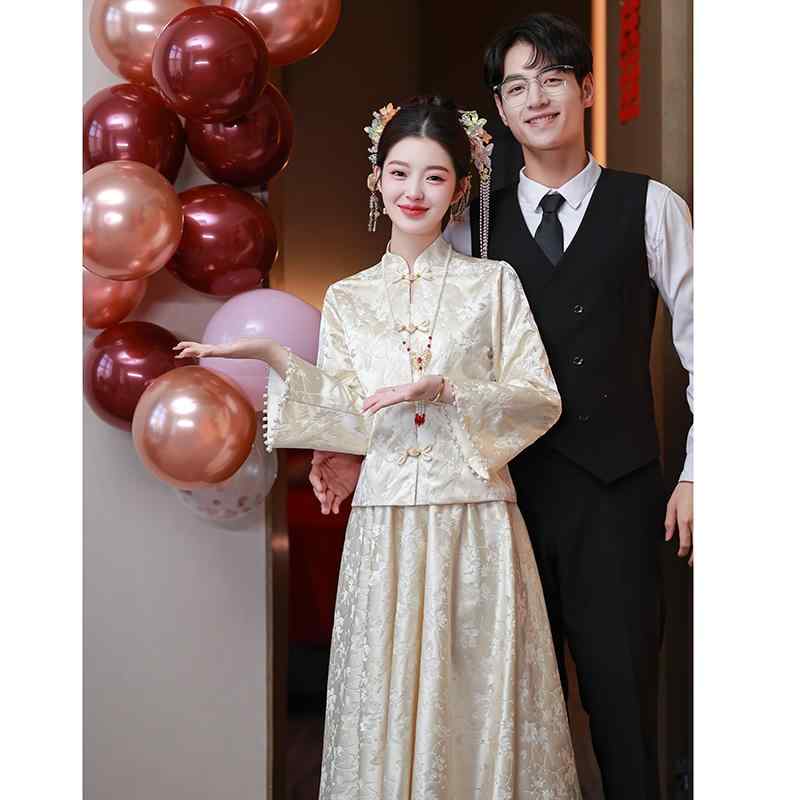 チャイナドレス 女性用 新中国風 結婚式 パーティードレス 長袖 シャンパンカラー 丈が長め 秋冬 古風な 正式な場にふさわしい 披露宴 謝恩会 二次会 演奏会 お呼ばれ ポリエステル 細身のシルエット 上品な 高級感