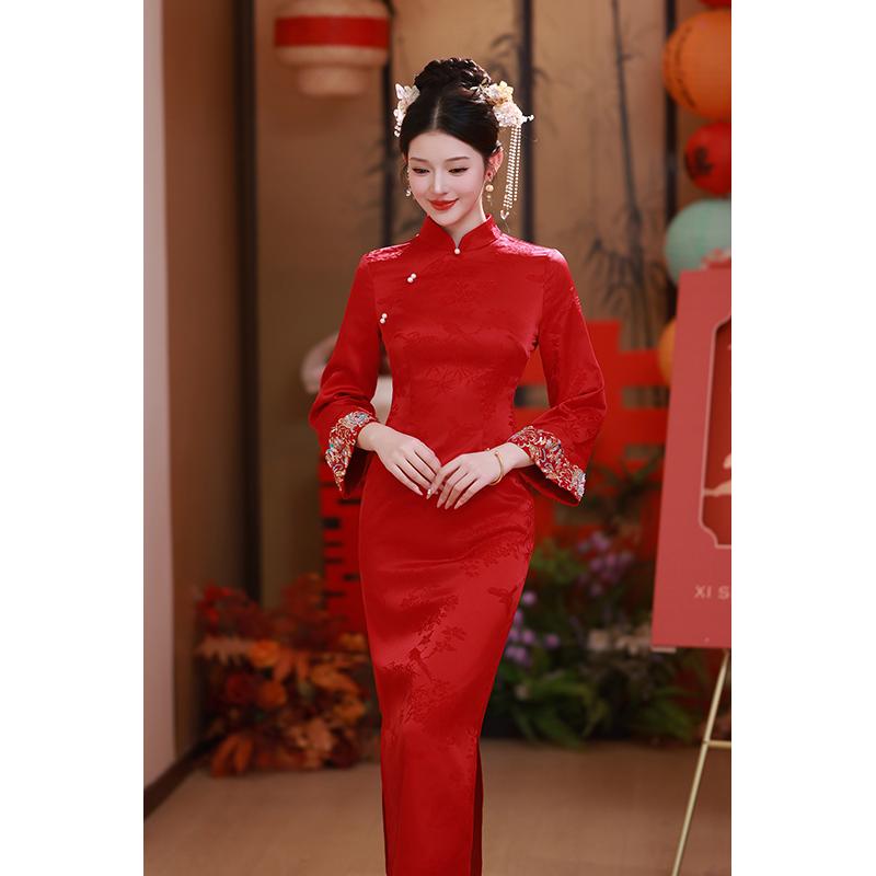 チャイナドレス 花嫁 女性用 結婚式 披露宴 婚約式 お色直し 現代的な中国風デザイン 高級感 優雅 上品 深みのある赤色 膝下丈 長袖 立ち襟 細身のシルエット 花柄 ポリエステル ポリウレタン 春夏|おうち健康生活