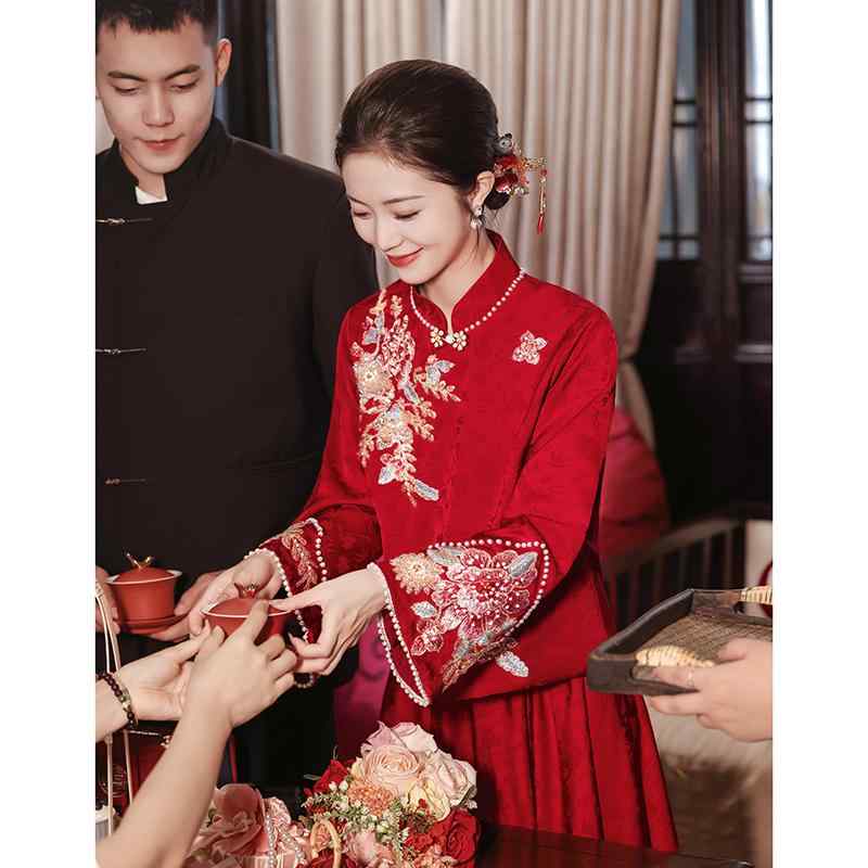 チャイナドレス レディース 赤 ワインレッド モダンな中国風 高級感 豪華 エレガント 結婚式 披露宴 婚約 ウェディング 結婚式用 フォーマルドレス 立ち襟 長袖 長い丈 細身のシルエット ポリエステル 秋冬|おうち健康生活