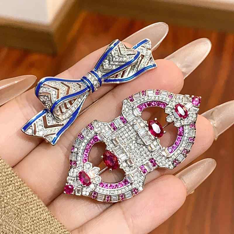 ブローチ レディース カラーストーン アクセサリー 高級感 花モチーフ リボンモチーフ スーツ チャイナドレス セーター 服飾 目隠しピン 胸元カバー エナメル加工 フォーマル カジュアル 普段使い ブルー レッド