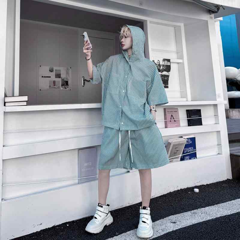 セットアップ メンズ 春夏 夏時 韓流 心地好い ボンネット付き添い人 半袖 プルオーバー トップス 縦縞模様 遊撃手ズボン下 二分の一ズボン下 上下仕掛ける 薄っぺら 軽さ ポリエステル 伸び伸びする御召しもの 砂浜 普段使い