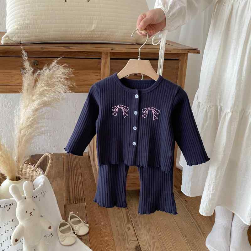 キッズ 女の子 セットアップ 秋冬 長袖 カーディガン トップス リブ フレアパンツ 無地 シンプル 刺繍 リボン カジュアル おしゃれ 着回し 普段着 通園 綿 コットン 素材 柔らかい 肌触り 2点セット ブルー 青