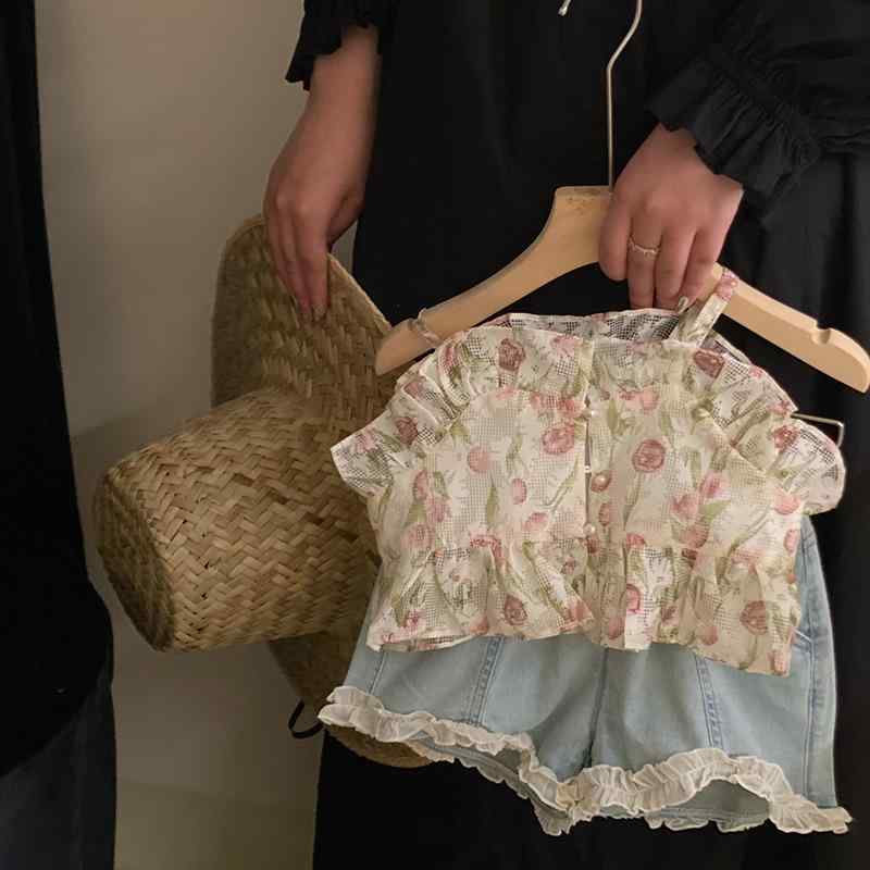 キッズセットアップ 女の子 春夏 韓国 かわいい 小花柄 チュール フリル ノースリーブ キャミソール 綿混 デニム ショートパンツ 2点セット 上下セット 普段使い お出かけ