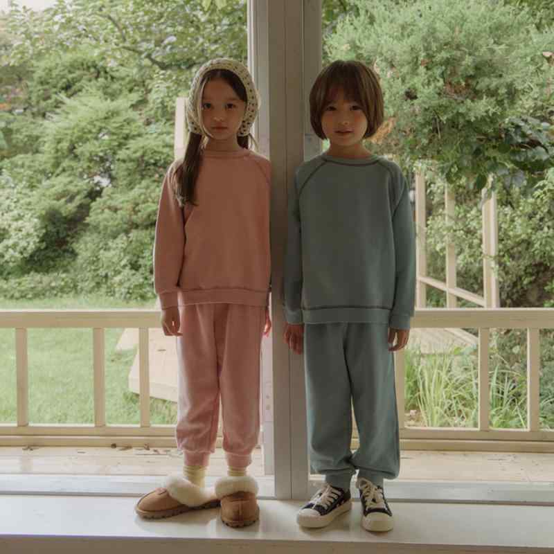 キッズ 男の子 女の子 スウェット セットアップ 春秋 韓国 カジュアル 上下2点セット 長袖 プルオーバー フードなし 長ズボン 柔らかな肌触り 綿 コットン 無地 スモーキーピンク スモーキーブルー 運動着