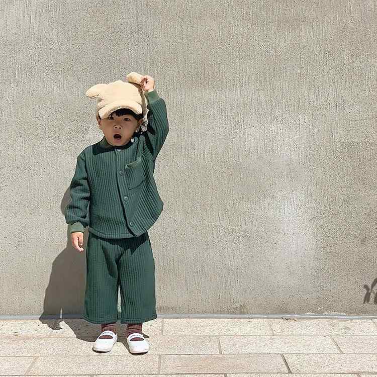 子供服 キッズ ジュニア 男女兼用 秋冬 セットアップ 上下セット 縦縞 ストライプ柄 スタンドカラー 立ち襟 ニット素材 ポケット付き カジュアル 普段使い お出かけ 通園 ブラウン