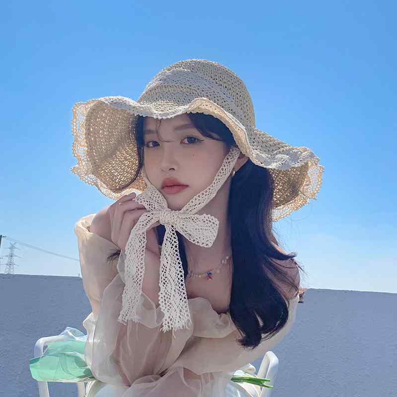 麦わら帽子 レディース 韓国 おしゃれ リボン付き 透かし編み つば広 日よけ UVカット 通気性 ビーチ レジャー ハット レース縁 ラウンドトップ サイズ調節可能 春夏