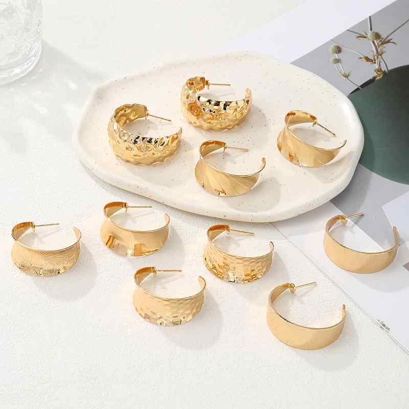 ピアス レディース ゴールドカラー C形 フープピアス ミニマル シンプル 高級感 トレンド おしゃれ 上品 通勤 オフィス 普段使い アクセサリー 耳飾り イヤリング