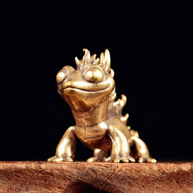 楽天市場】カメレオン 爬虫類置物 カメレオンの置物目がキョロっとして