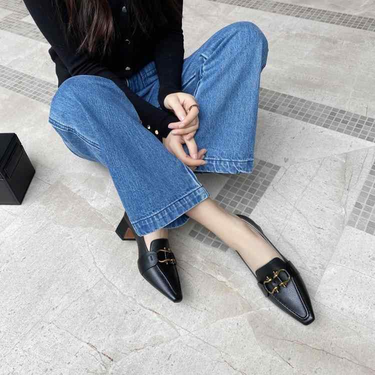パンプス レディース 浅口 分かりやすい 普段使い走り 通い 金属元素飾りつけ ポインテッドトゥ 太め真っただ中踵 無地 本革 牛皮 なめし革 ゆったり 幅ひろい 置き目撥ねのける 春夏 黒いこと 象牙色