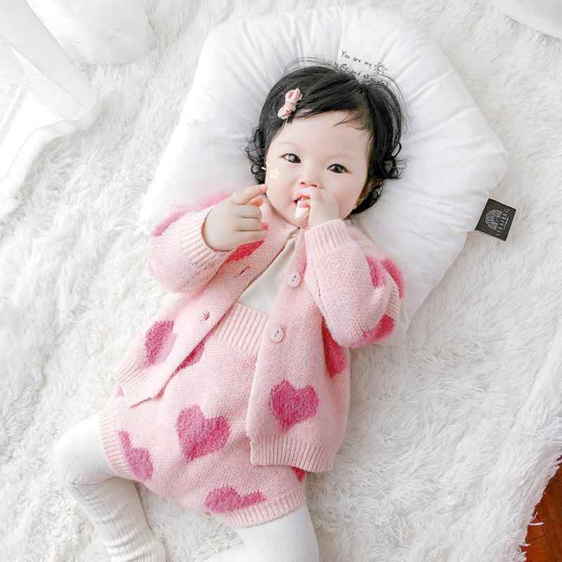 ベビーウェア 女の子 韓国 幼児 2点セット ニットセーター サロペットロンパース ハート柄 ジャガード織り 柔らかな肌触り 厚手 アクリル 春秋 普段着 ピンク パープル