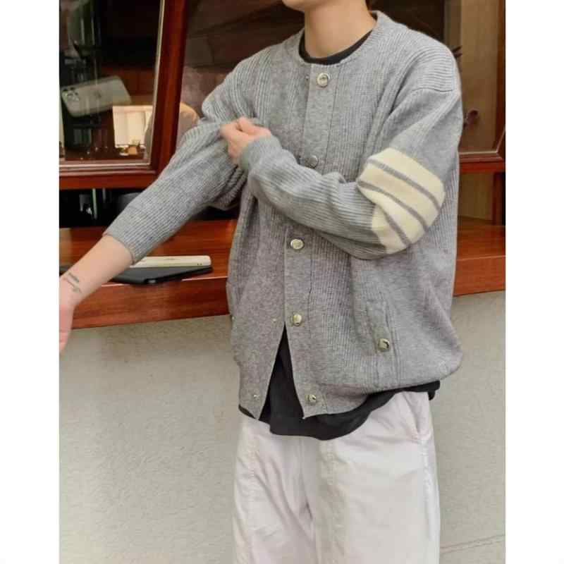 ニット カーディガン メンズ 春秋 レトロ 野球風 長袖 ルーズ 韓国 カジュアル 普段使い 通気性 ポリエステル混紡 色落ちしにくい ノーアイロン 高級感 トレンド グレー 杏 ネイビー