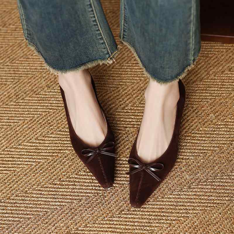 パンプス レディース ポインテッドトゥ 蝶結 羊スエード ブロックヒール 浅口 スリッポン 黒 茶色 オールシーズン シンプル 普段使い ローカット 純色 牛筋底 豚皮内張り 大人|おうち健康生活