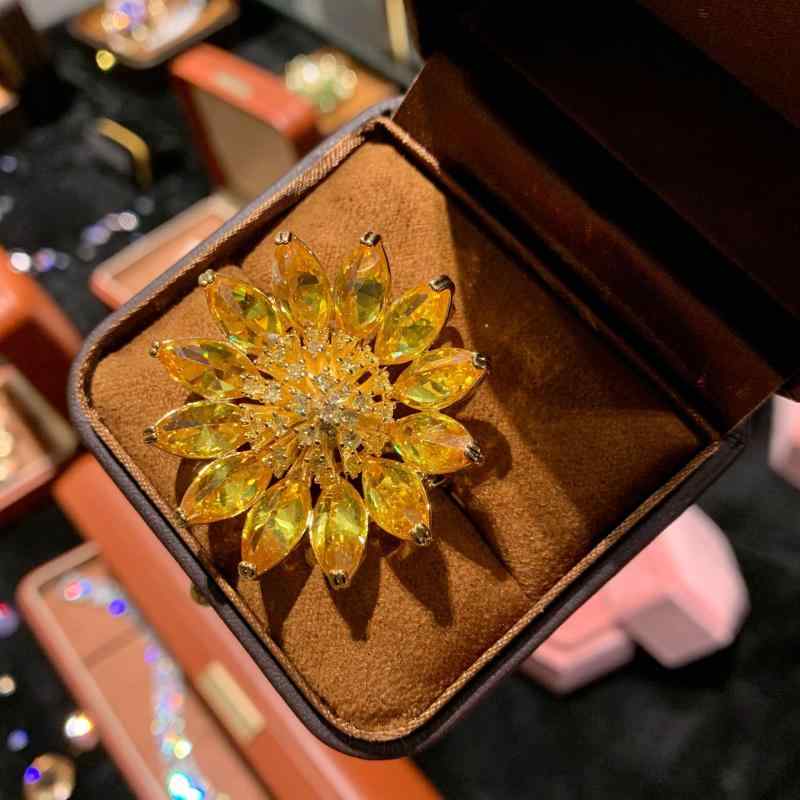 ブローチ メンズ レディース ひまわり ジルコニア 雪花 フラワー モチーフ 金メッキ 銅素材 キラキラ 装飾 アクセサリー 秋 おしゃれ 個性派 ファッション 普段使い 4,519円