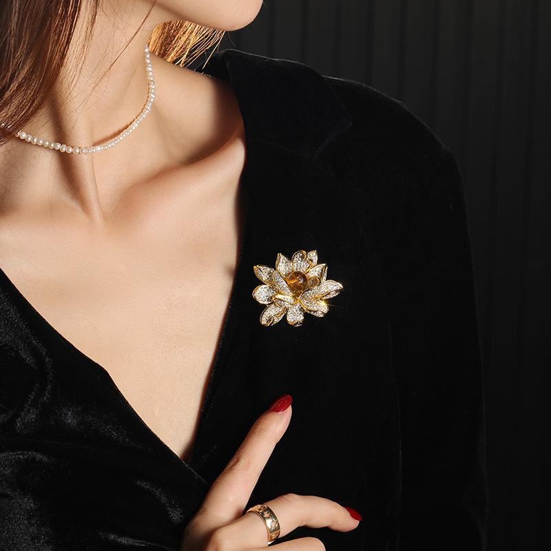 ブローチ レディース 蓮の花 ジルコニア 石 優雅 コート アクセサリー 胸花 ファッション 通勤 冬 黒 藍 青 植物モチーフ 女性向け 飾り 普段使い おしゃれ