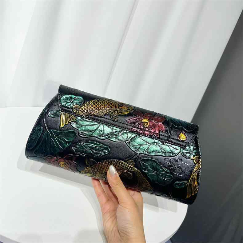 ハンドバッグ レディース レトロ 中国風 手彫り 花柄 エンボス 小型 スクエア 鞄 プリント ステッチ 加工 耐久 生地 ポリエステル ライニング ジッパー 開閉 内部 ポケット 携帯入れ カードスロット やや硬め 普段使い 春 魚柄