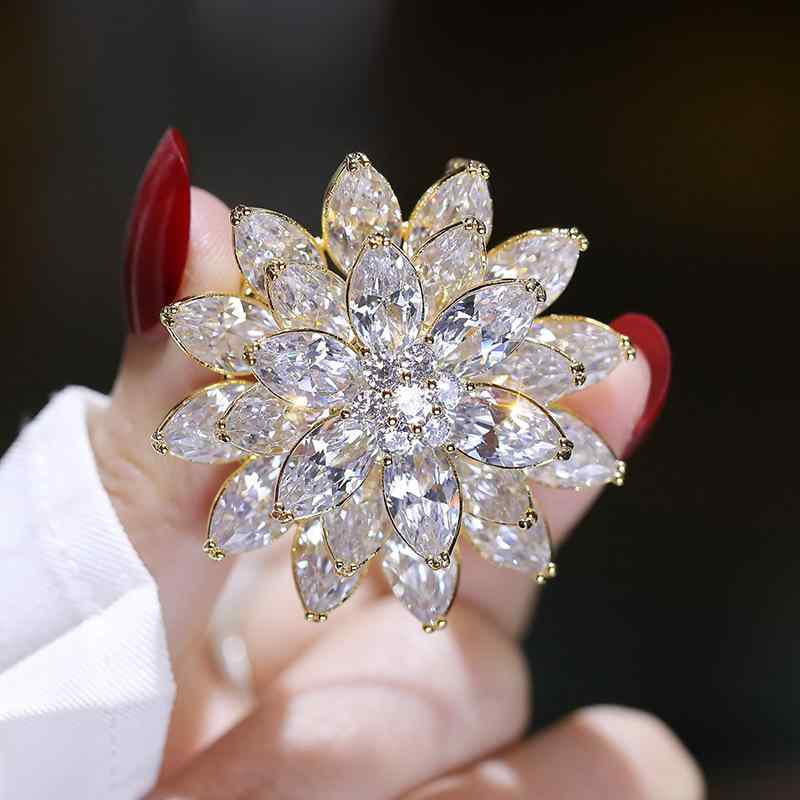 ブローチ メンズ レディース 高級感 ジルコニア 雪の結晶 蓮の花 三層 自然 モチーフ スーツ 通勤 アクセサリー 胸花 欧米風 ファッション おしゃれ 夏 銅素材 ホワイトゴールド