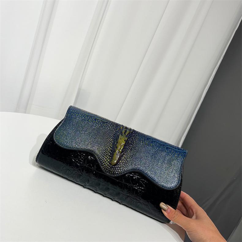 ハンドバッグ エンベロープ型 ワニ柄 国風 洗練 小型 横型 方形 大容量 ショルダー シンプル 通勤 普段使い ブルー 春 耐摩耗 生地 ステッチ 圧花 ポリエステル 裏地 スマホポケット 隠しジップ