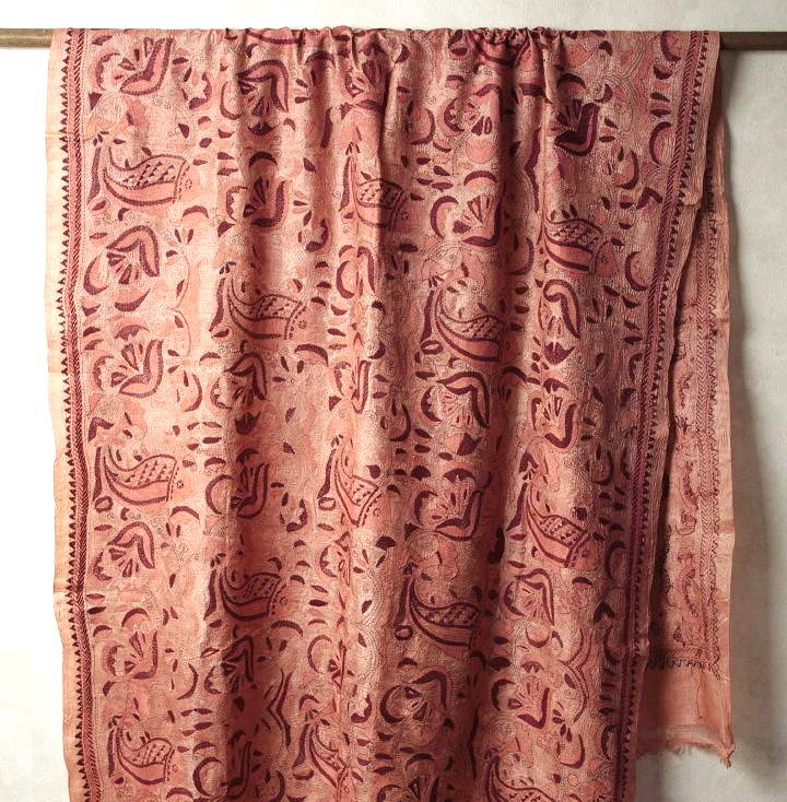 インド ウエストベンガル州の手刺繍シルクストール(スカーフ、ショール) ピーチ エンジ 花柄 お魚 プレゼント アジアン 敬老の日 レディース +H|アジアの布 ウィージャ