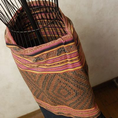 オランダ領東インド諸島の絣織 ティモール島の赤ちょうちん（腰衣） アラス 飾りつけ布 差し上げ物 アジアン 敬老の日 エスニック 綿織物 室内装飾