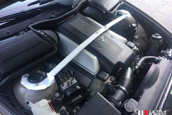 【エントリーでポイント10倍】Ultra Racing フロントタワーバー BMW M5 E39 DE50用 (TW2-3061)【補強パーツ】【自動車パーツ】 ウルトラレーシング Front Tower Bar