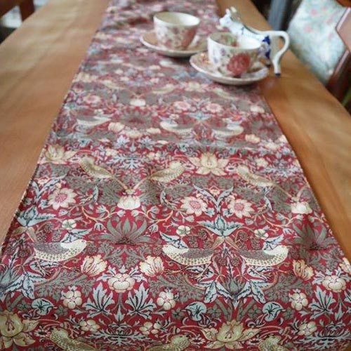 Laura\u0027s Beau 連合王国製 一覧表走者 ウィリアムモリス 30×148糎 Morris Design Oxford 綿織物 テーブルクロス 今めかしい 一覧表ラインドライブ 洗える 差し上げ物 差し上げ物 室内装飾 雑貨 花柄 鳥 いちご窃盗行為 Strawberry Thief Red TABR316N