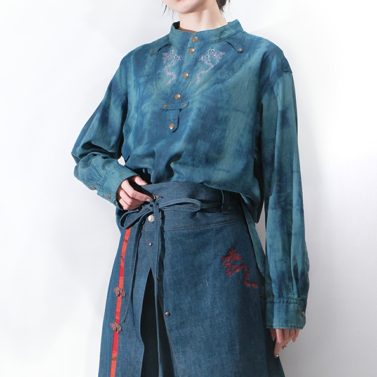 龍刺繍入りヘンリーネックシャツ 紺色 ozzonjapan オッズオンジャパン DESORO WORKS