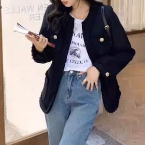 レディース ジャケット ショート ノーカラー ポケット ボタン ツイード かわいい 大人可愛い きれいめ シンプル カジュアル おしゃれ クール モード系 エレガント 都会的 ラグジュアリー 秋 冬 二次会 発表会 クリスマス バレンタイン オフィス ビジネス OL 通勤 学生｜P-NEEDS