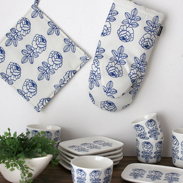 marimekko ( マリメッコ ) VIHKIRUUSU ( ヴィヒキルース ) Oven mitten オーブン ミトン / ホワイト×ブルー . marimekko ( マリメッコ ) VIHKIRUUSU ( ヴィヒキルース ) Oven mitten オーブン ミトン / ホワイト×ブルー .