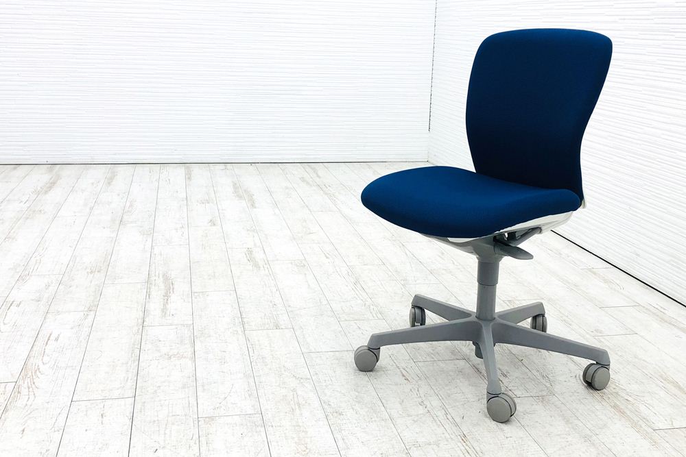 スラートチェア 中古 オカムラ sulato ローバック 肘無チェア 中古オフィス家具 中古オフィスチェア ミディアムブルー【安心の6ヶ月保証・初期不良返品交換】|Office idea