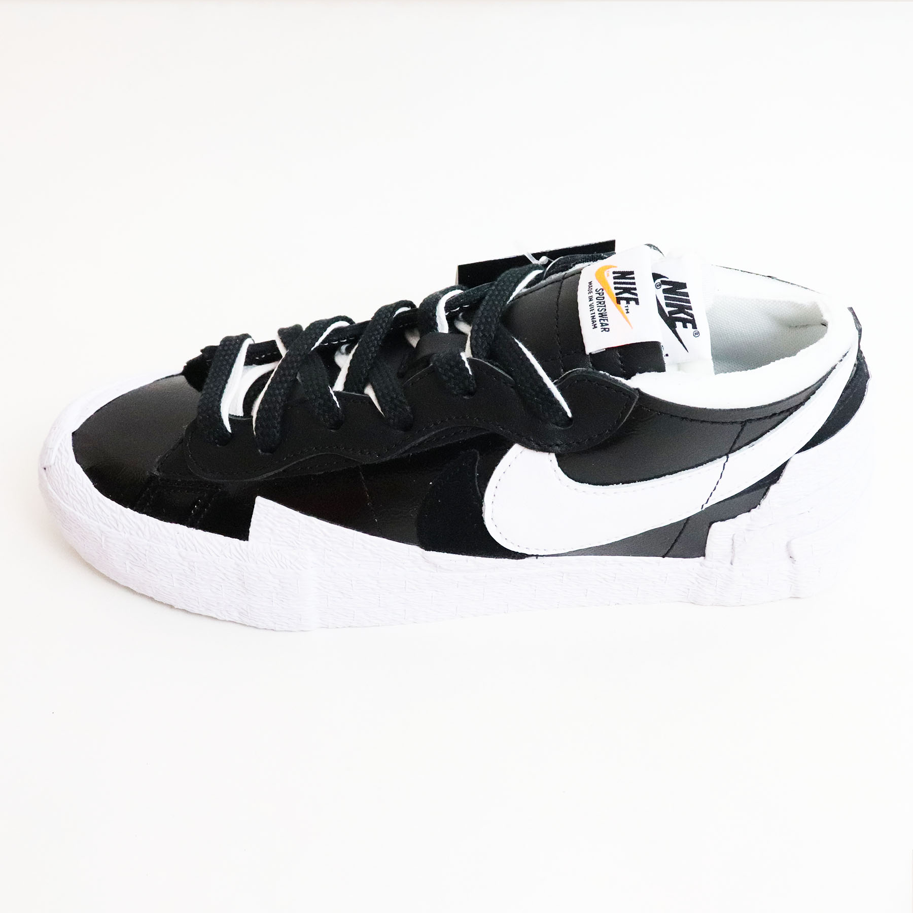 2022SS sacai × Nike / サカイ ナイキBlazer Low "Black Patent Leather" /ブレーザー ロー ブラック パテント レザーBlack/White / ブラック ホワイト 黒【DM6443-001】正規品 新古品【中古】|PALM NUT