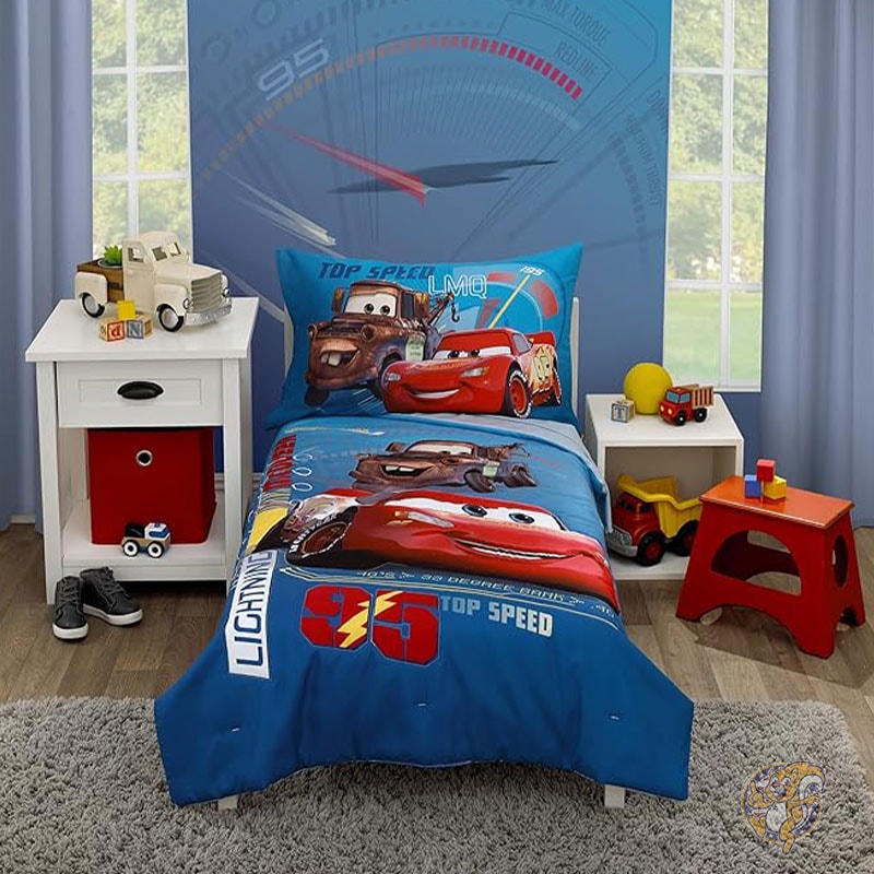 ディズニー Disney カーズ 幼児用ベッドセット 寝具セット ピストンカップ サーキット ブルー レッド イエロー ライトニング マックィーン メーター 4 ピース 掛け布団 フィットボトム シーツ フラットトップ シーツ リバーシブル枕カバー｜パームスアメリカ