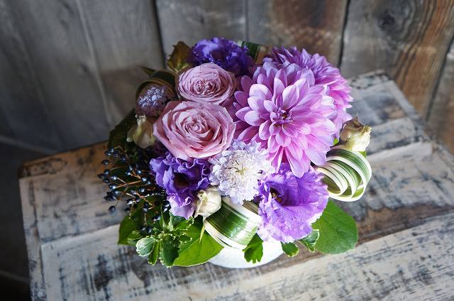 オリジナルフラワーアレンジメントSサイズ+1000円ご予算アップ　No.S107 誕生日 プレゼント 花 ギフト 結婚祝い 出産祝い 退職祝い 生花 アレンジフラワー お祝い 記念日 贈り物 パープル 紫 卓上 花 送料無料