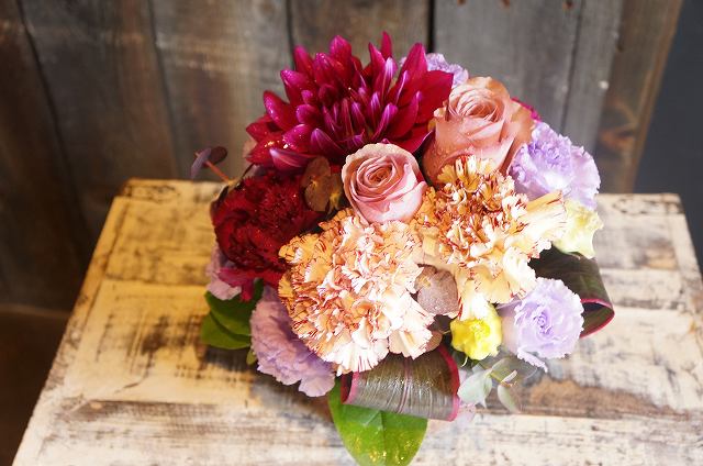 オリジナルフラワーアレンジメントSサイズ+1000円ご予算アップ No.S140 誕生日 プレゼント 花 ギフト 結婚祝い 出産祝い 退職祝い 生花 アレンジフラワー お祝い 記念日 贈り物 紫 パープル 卓上 花 送料無料