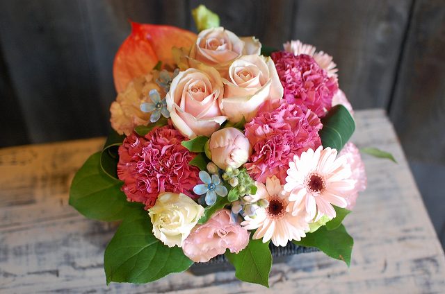 オリジナルフラワーアレンジメントSサイズ+1000円ご予算アップ No.S23 誕生日 プレゼント 花 ギフト 結婚祝い 出産祝い 退職祝い 生花 アレンジフラワー お祝い 記念日 贈り物 ピンク 卓上 花 送料無料