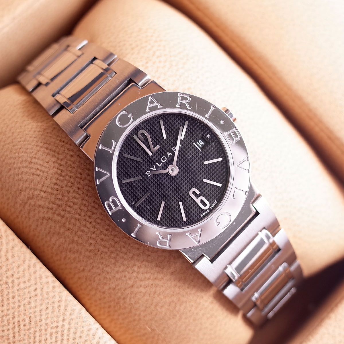 箱保 BVLGARI ブルガリブルガリ BB26SS 黒文字盤 ギョーシェ 両開きブレス レディース クォーツ 腕時計 BVLGARI 仕上げ済1年保証｜ブランドショップパリノ